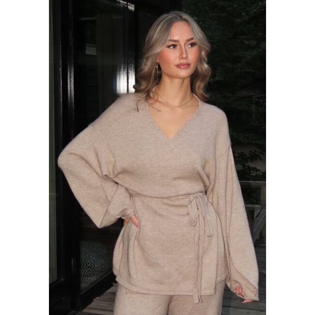 Beigefarbenes Strick-Set mit Schlupf-Oberteil und weiter Hose