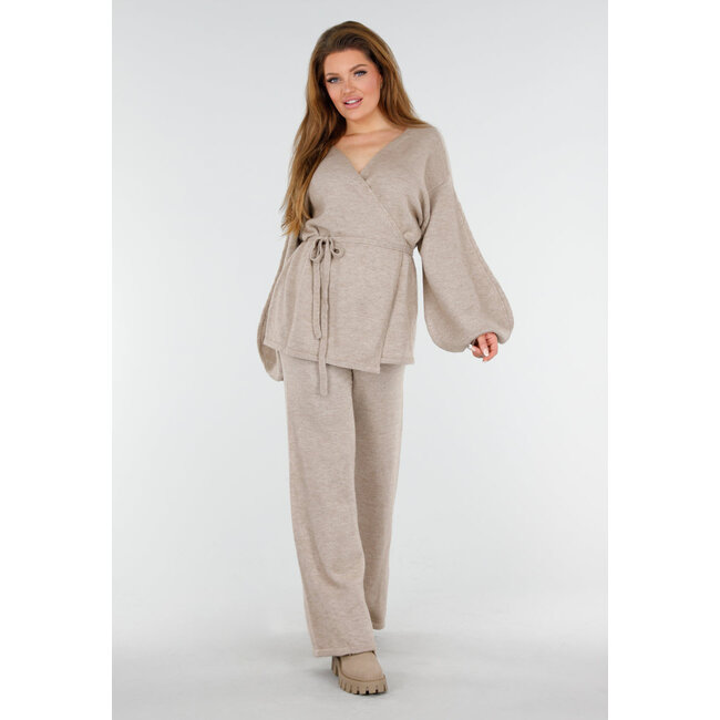 Beigefarbenes Strick-Set mit Schlupf-Oberteil und weiter Hose