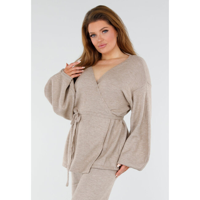 Beigefarbenes Strick-Set mit Schlupf-Oberteil und weiter Hose