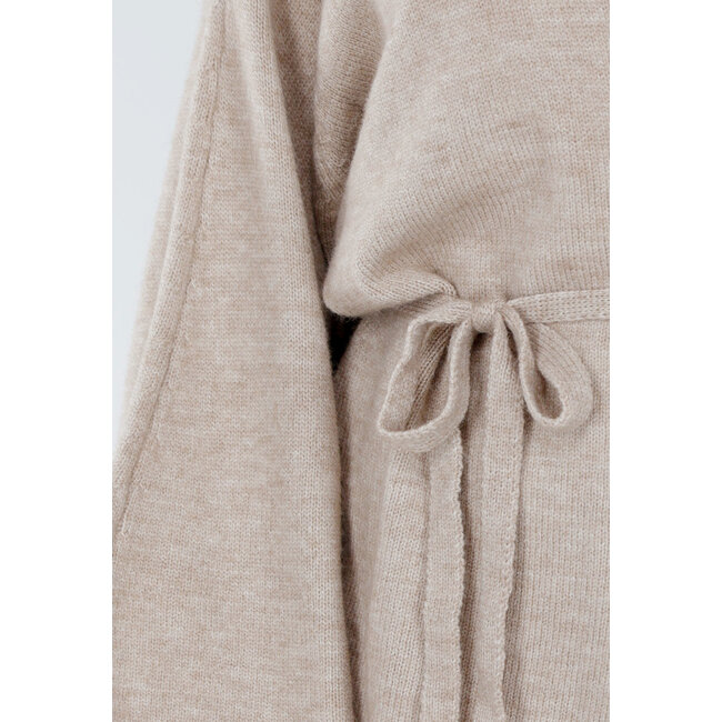 Beigefarbenes Strick-Set mit Schlupf-Oberteil und weiter Hose