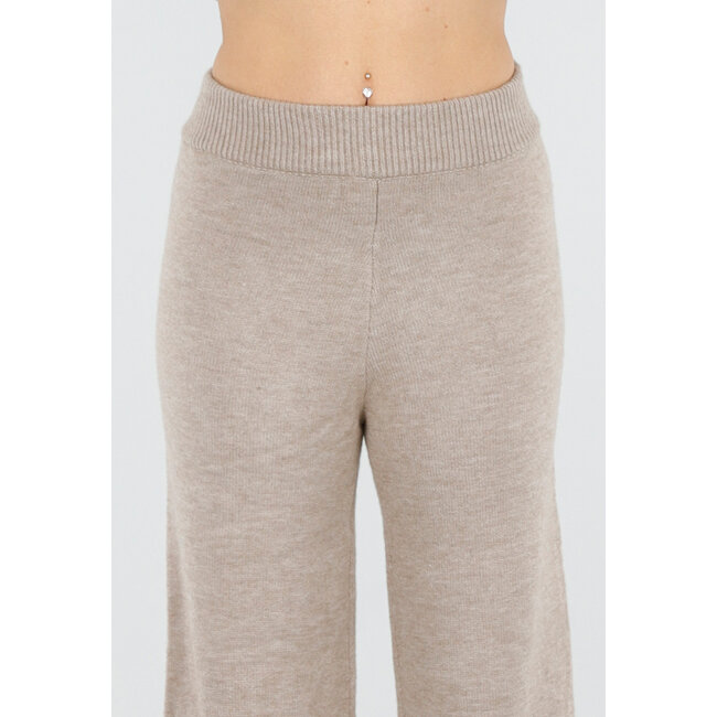 Beigefarbenes Strick-Set mit Schlupf-Oberteil und weiter Hose