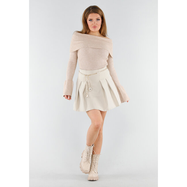 Beigefarbener schulterfreier Strickpullover mit ausgestellten Ärmeln