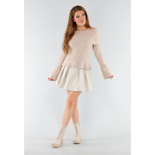 Beigefarbener schulterfreier Strickpullover mit ausgestellten Ärmeln