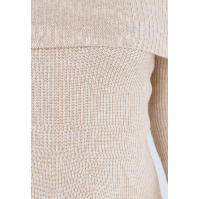 Beigefarbener schulterfreier Strickpullover mit ausgestellten Ärmeln
