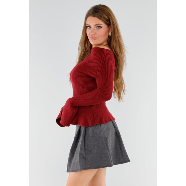 Roter schulterfreier Strickpullover mit ausgestellten Ärmeln