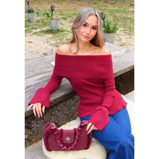 Roter schulterfreier Strickpullover mit ausgestellten Ärmeln