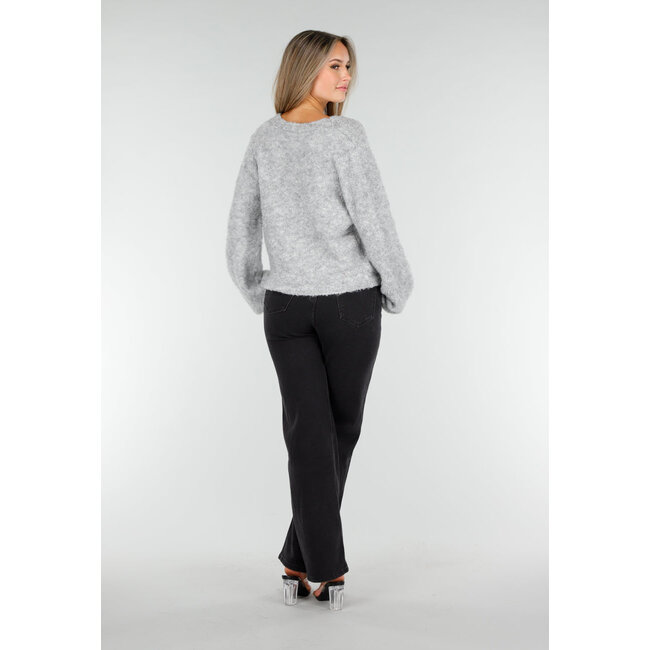 Hellgraue weiche Strickjacke mit herzförmigen Knöpfen und V-Ausschnitt