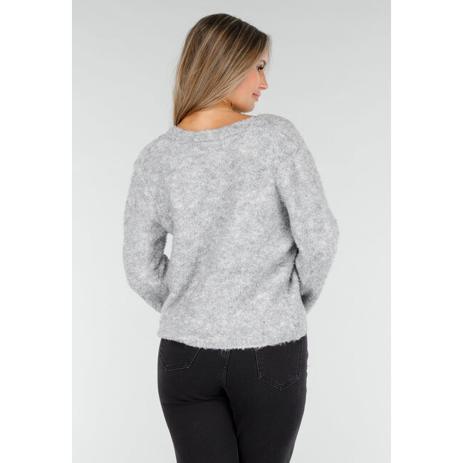Hellgraue weiche Strickjacke mit herzförmigen Knöpfen und V-Ausschnitt