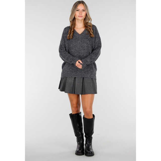 Dunkelgrauer weicher Pullover mit V-Ausschnitt und Oversize-Passform