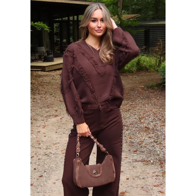 Brauner Pullover mit V-Ausschnitt und Fransen-Details