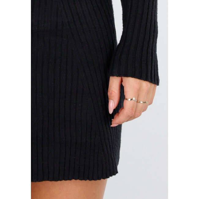 Schwarzes Strickkleid mit langen Ärmeln