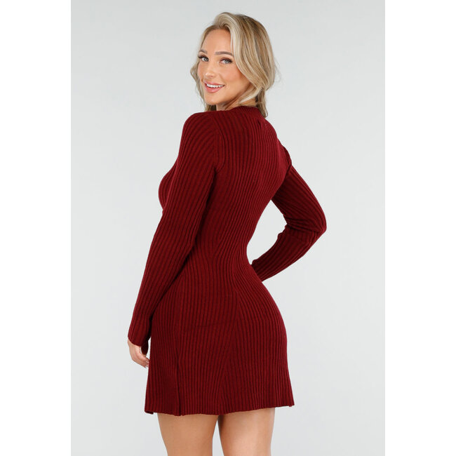 Rotes geripptes Strickkleid mit langen Ärmeln
