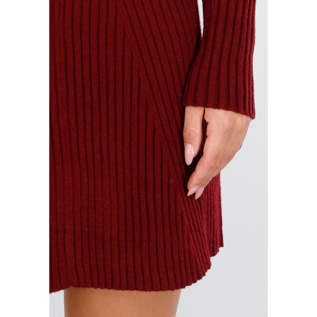 Rotes geripptes Strickkleid mit langen Ärmeln