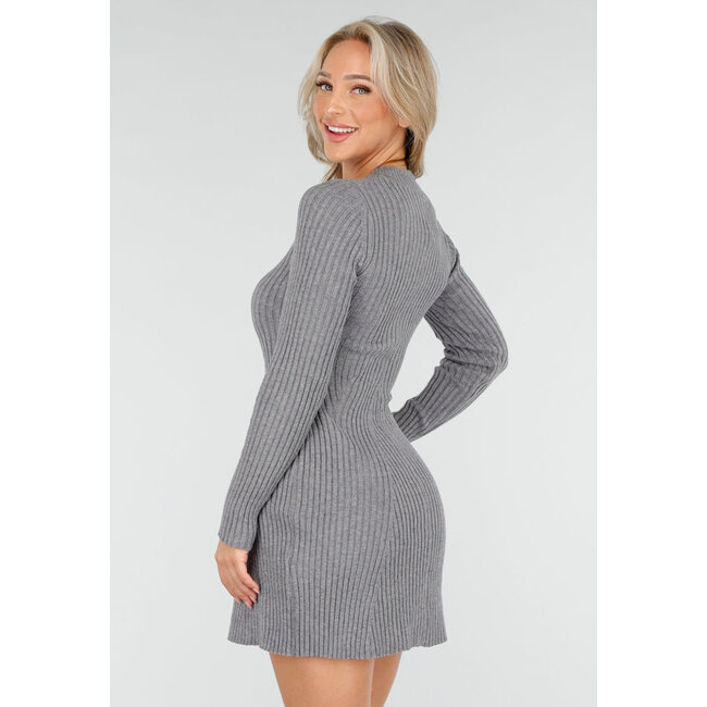 Graues, geripptes Strickkleid mit langen Ärmeln