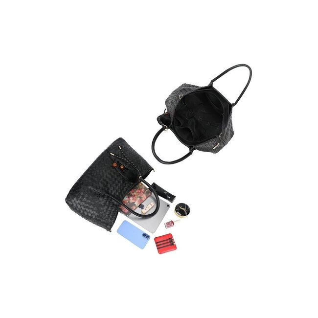 Schwarze Einkaufstasche mit geflochtener Lederoptik und dekorativem Anhänger