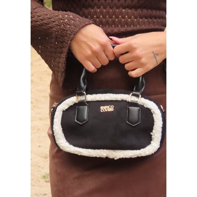 Schwarze Wildlederhandtasche mit weißem Fellbesatz und langem Schulterriemen
