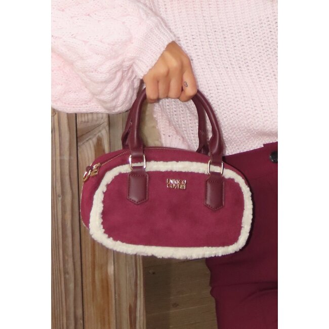 Rote Wildlederhandtasche mit weißem Fellbesatz und langem Schulterriemen