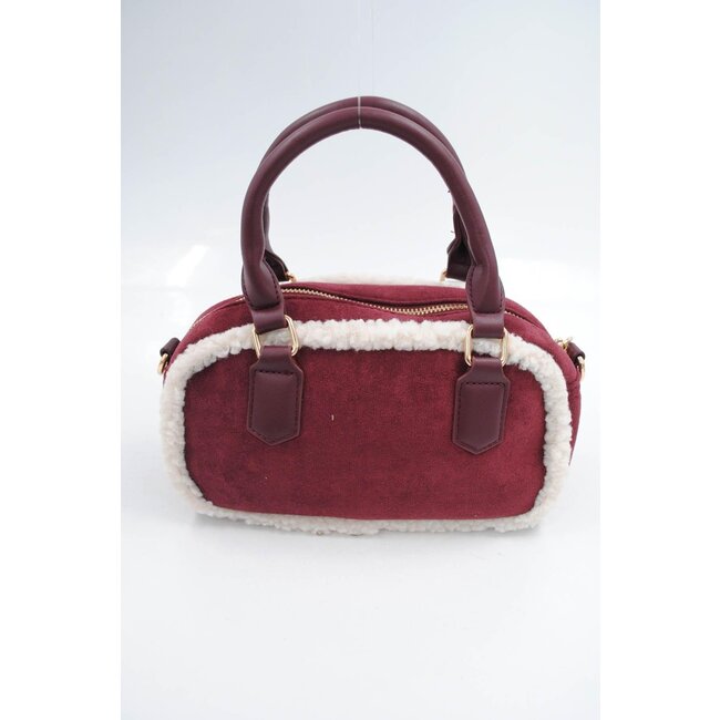 Rote Wildlederhandtasche mit weißem Fellbesatz und langem Schulterriemen