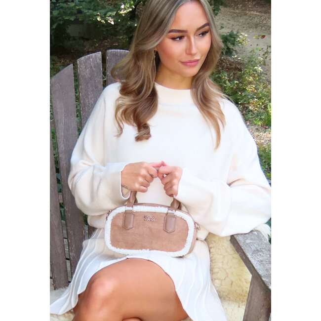 Beigefarbene Wildlederhandtasche mit Fellbesatz und langem Schulterriemen