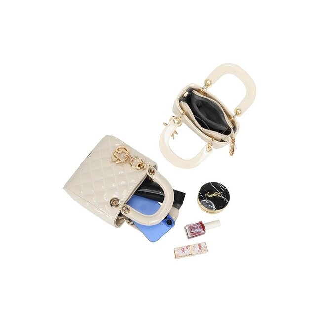 Weiße Lacklederhandtasche mit Rautenmuster und goldenem Anhänger