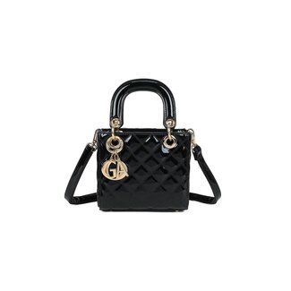 Schwarze Handtasche mit Lackoptik und Relief