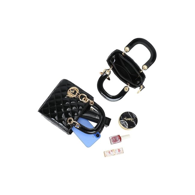 Schwarze Handtasche mit glänzendem Rautenmuster und goldenem Anhänger