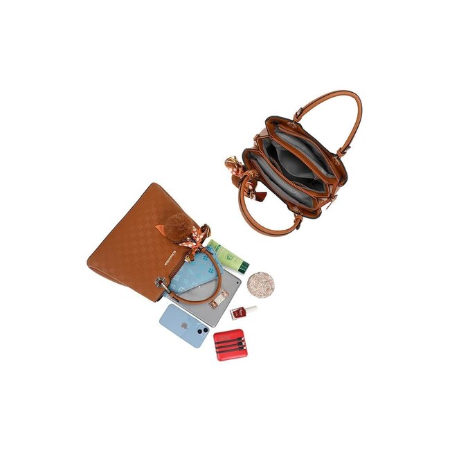 Braune Handtasche mit kariertem Relief, Schal und Pompon