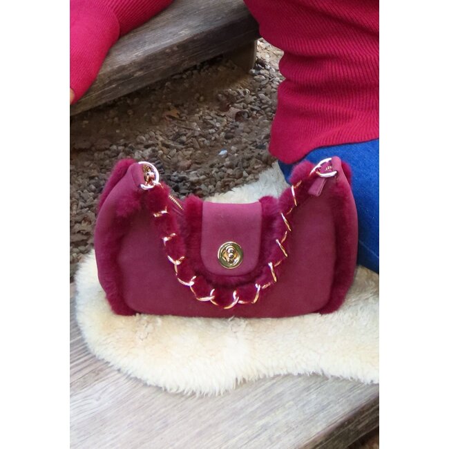 Rote Wildleder-Umhängetasche mit Fellbesatz und goldenem Kettenhenkel