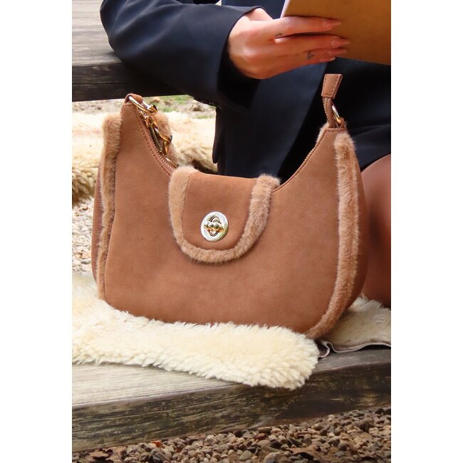 Camel Wildleder-Umhängetasche mit Fellbesatz und goldenem Kettenhenkel