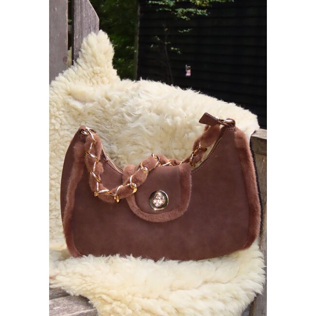 Braune Wildleder-Umhängetasche mit Fellbesatz und goldenem Kettenhenkel
