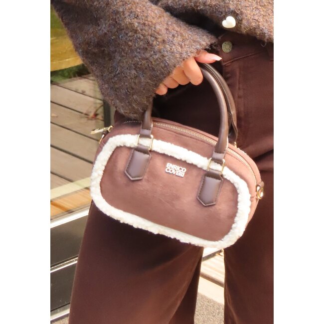 Braune Wildlederhandtasche mit weißem Pelzbesatz und langem Schulterriemen
