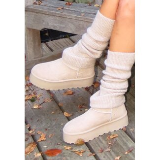 Niedrige beigefarbene Winterstiefel in Wildlederoptik mit Fell