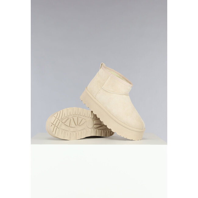 Niedrige beigefarbene Winterstiefel in Wildlederoptik mit Fell und Plateausohle