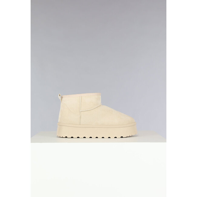 Niedrige beigefarbene Winterstiefel in Wildlederoptik mit Fell und Plateausohle