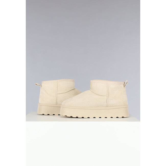 Niedrige beigefarbene Winterstiefel in Wildlederoptik mit Fell und Plateausohle