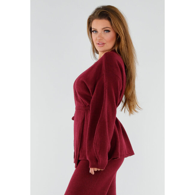 Bordeauxfarbenes Strickset mit Revers-Oberteil und weiter Hose