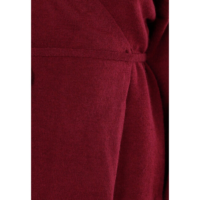 Bordeauxfarbenes Strickset mit Revers-Oberteil und weiter Hose