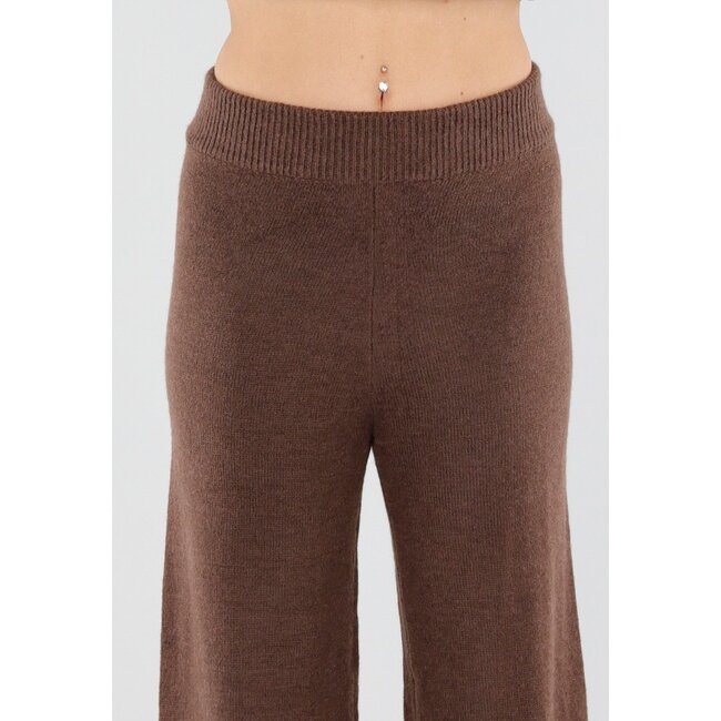 Braunes Strickset mit Reversoberteil und weiter Hose