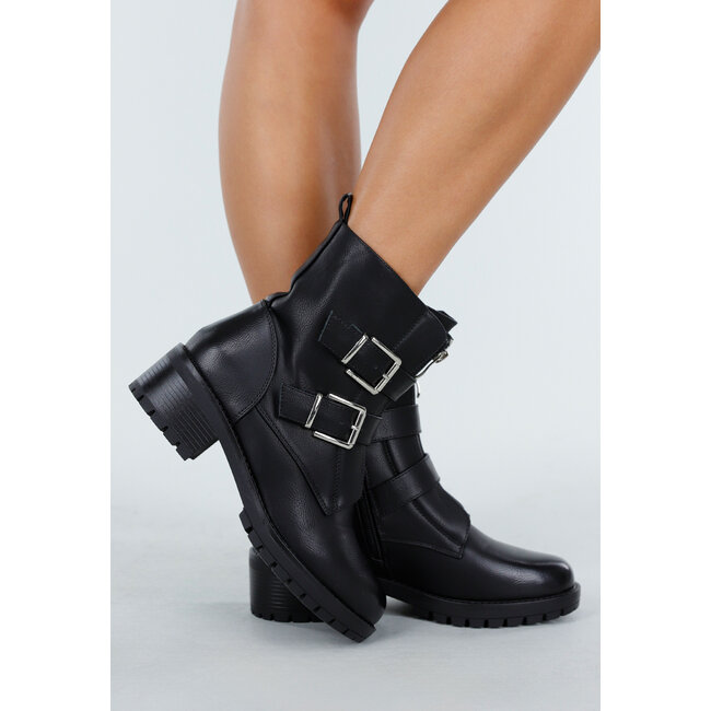 Schwarze Bikerstiefel mit Schnallen und Reißverschlussdetail