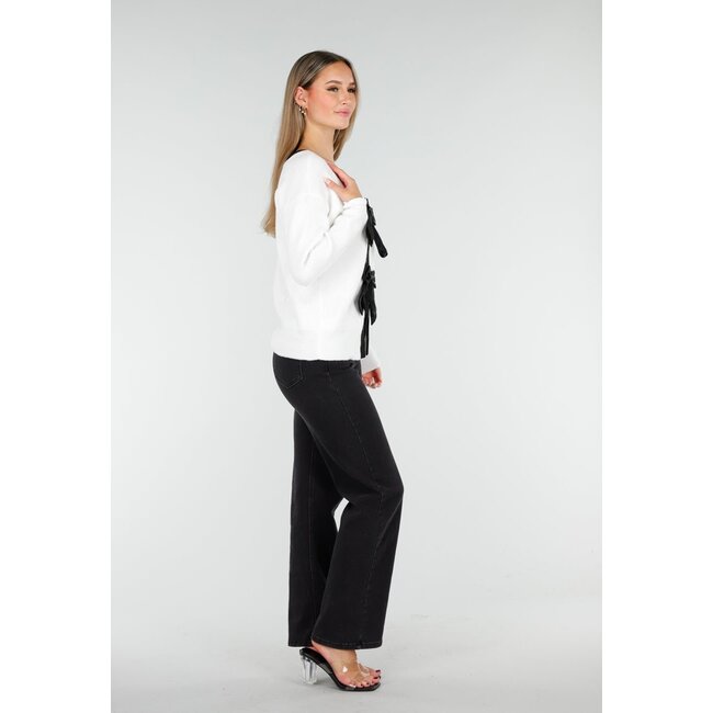 Weißer Cardigan mit schwarzen Schleifen und langen Ärmeln