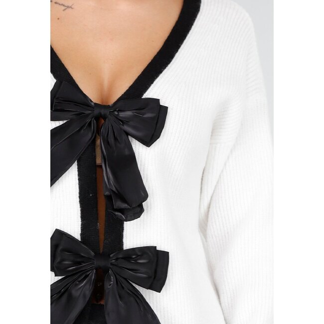 Weißer Cardigan mit schwarzen Schleifen und langen Ärmeln