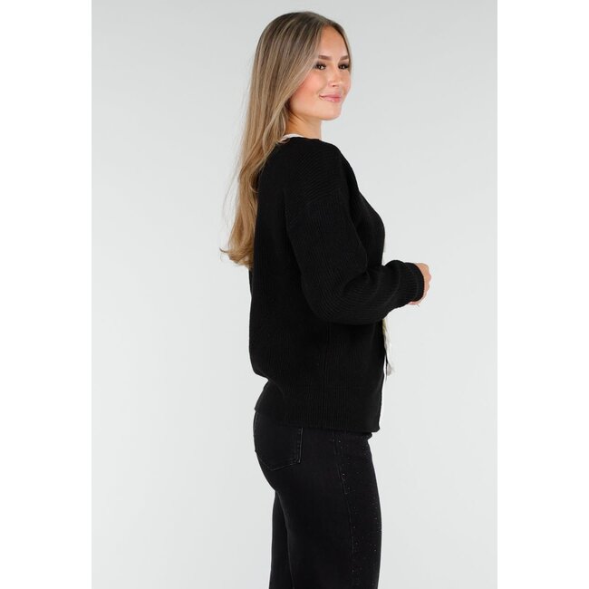 Schwarze Strickjacke mit weißer Schleifenverschluss und langen Ärmeln