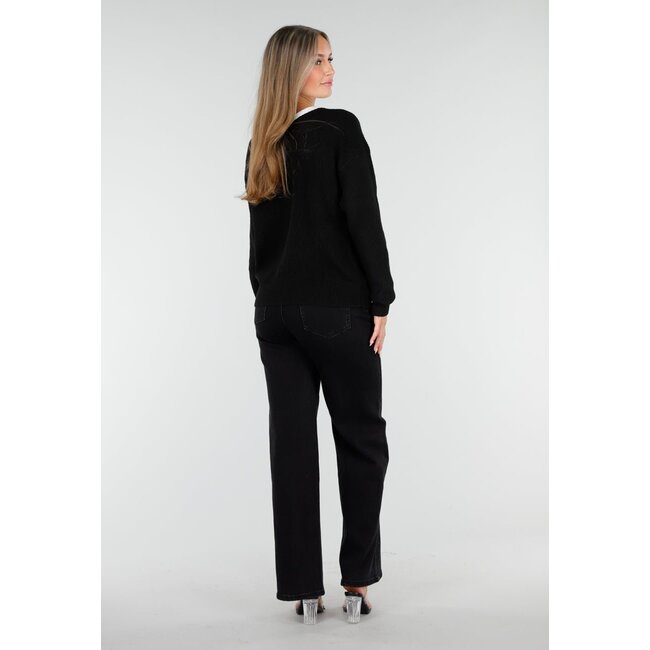 Schwarze Strickjacke mit weißer Schleifenverschluss und langen Ärmeln