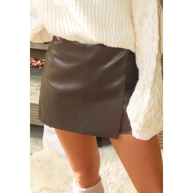 Brauner Lederlook-Skort mit Wickel-Detail