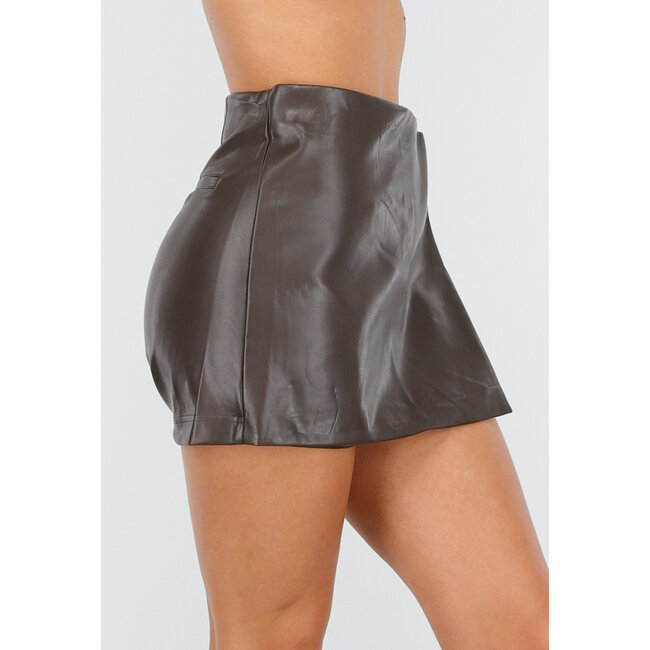 Brauner Lederlook-Skort mit Wickel-Detail