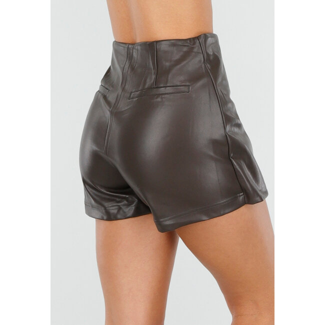 Brauner Lederlook-Skort mit Wickel-Detail