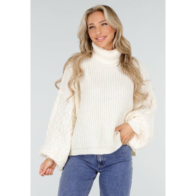 Cremefarbener Strickpullover mit Kordelärmel