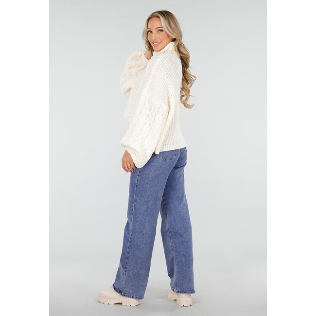 Cremefarbener Strickpullover mit Kordelärmel