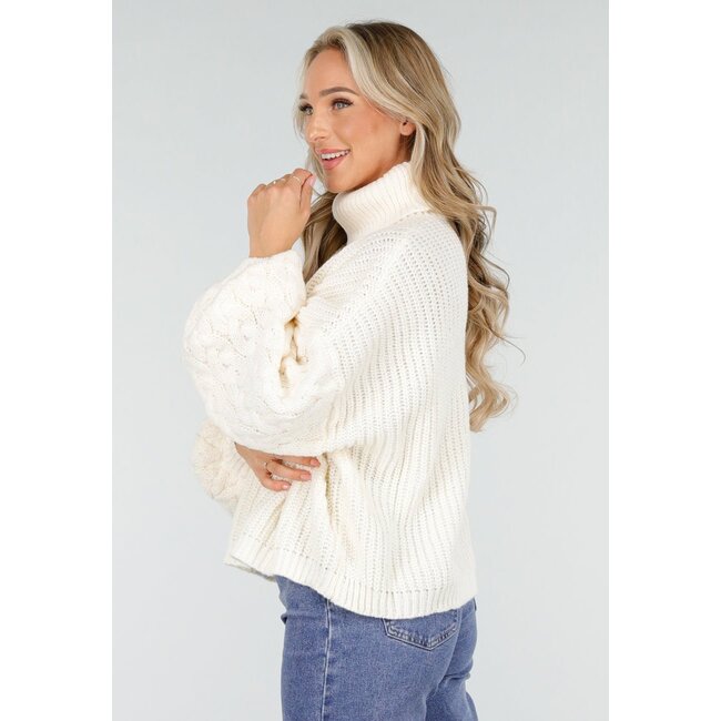 Cremefarbener Strickpullover mit Kordelärmel