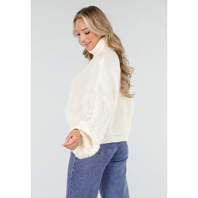 Cremefarbener Strickpullover mit Kordelärmel